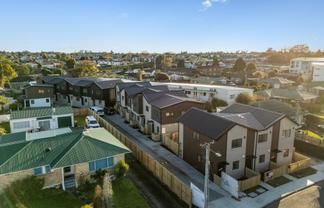 16-18 Lincoln Road, Manurewa East