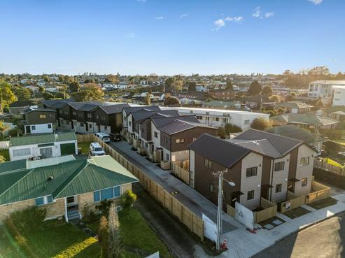 18 Lincoln Road, Manurewa East