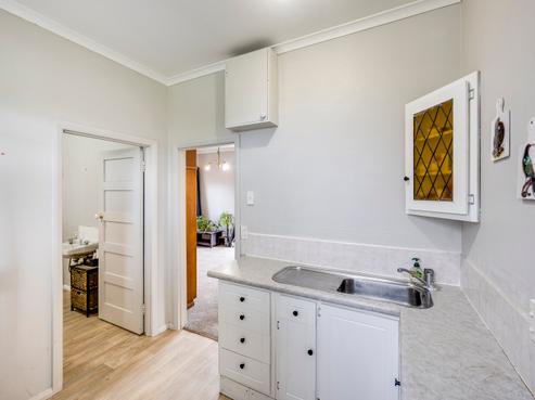 310 Park Road South, Akina