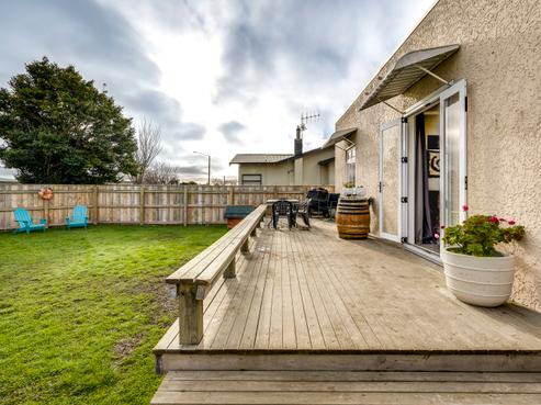 310 Park Road South, Akina