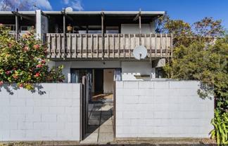 2/25 Winchester Street, Merivale