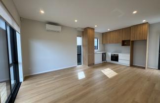 2/13 Thomas Road , Mangere