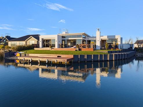 7 Waterton Point, Huntingdon/Lake Hood