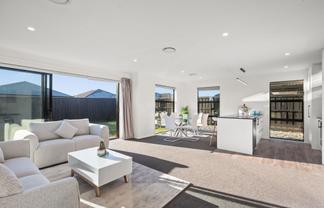 1 Woodford Avenue, Woodend