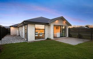 1 Woodford Avenue, Woodend