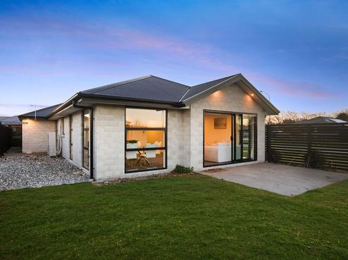1 Woodford Avenue, Woodend