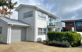 8B Beach Road, Manly