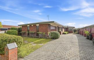 2 Warwick Place, Springvale