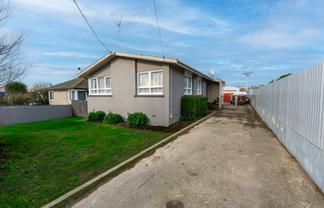 12 Grants Road, Marchwiel