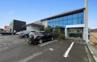 Office with Wairau Road Profile | 244 m2