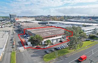 EXTREME VALUE ON CARBINE ROAD - $150/M² WAREHOUSE
