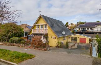 8 Maltby Avenue, West End