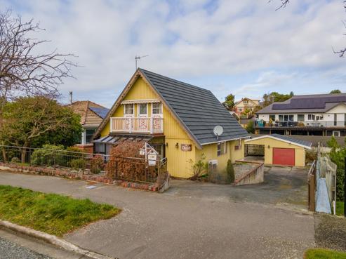 8 Maltby Avenue, West End