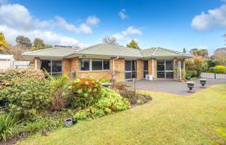 12 Fairburn Place, Leamington