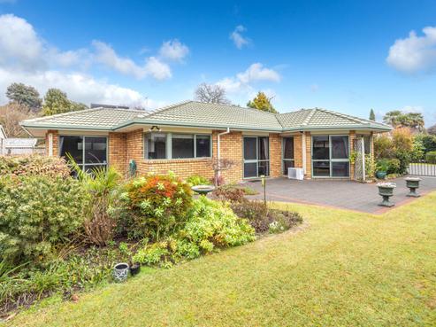 12 Fairburn Place, Leamington