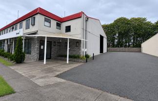 Modern workshop & office in high-traffic location