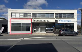 Central showroom with warehouse and parking