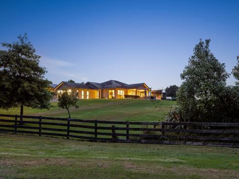 7 Pebble Brook Road, Waitoki
