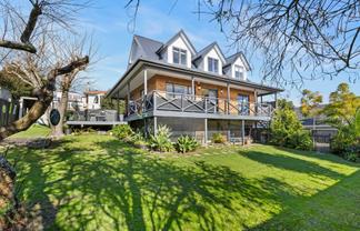1/893 Beach Road, Waiake