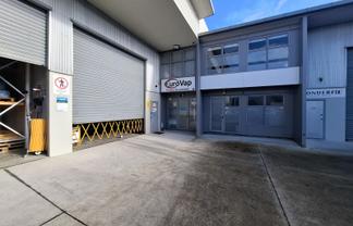 Modern unit in Henderson industrial