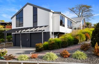 11 Caledonia Place, Highlands Park