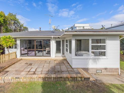 1/221 Wairau Road, Glenfield