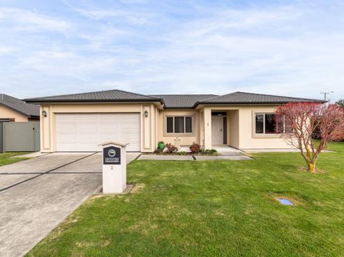 2 Delta Mews Place, Clive