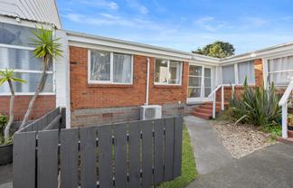 2/220A Church Street, Onehunga