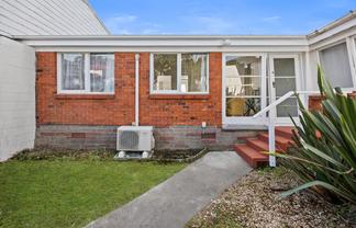 2/220A Church Street, Onehunga
