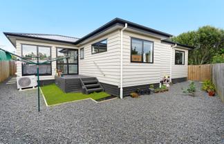 15b Crown Crescent, Otara