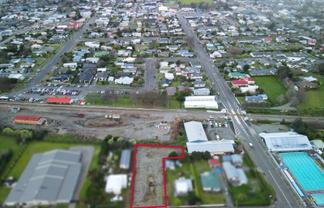 Secure central Carterton industrial yard