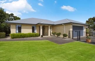 27 Saint James Drive, Huntington