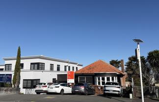 Central standalone office with 6 carparks