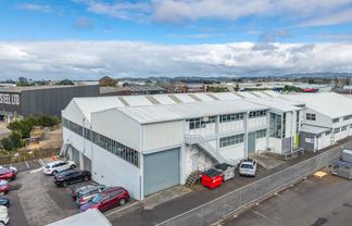 Industrial Headquarters with 8 Exclusive Car Parks