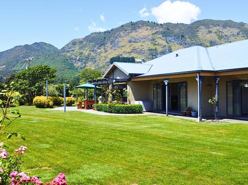 92 Packard Road, Motupipi