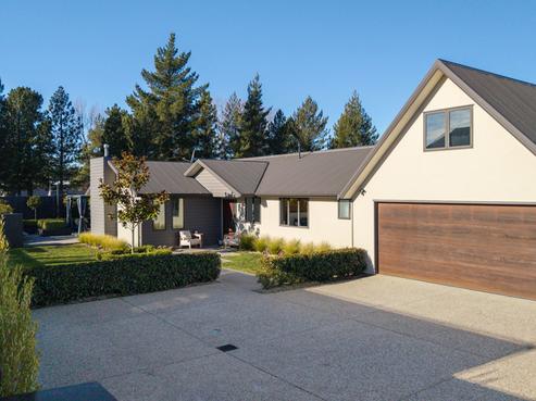 8 Spruce Close, Alexandra