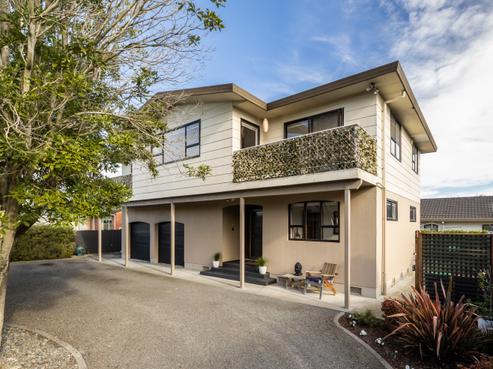 901A Dufferin Street, Akina