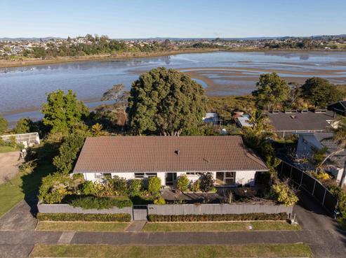 16 Sunny Bay Road, Matua