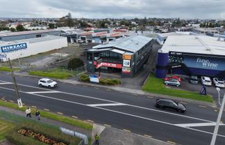 Premium showroom with expansion options
