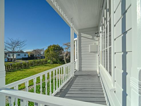 817 Lyell Street, Akina