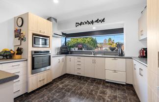8 Easton Way, Levin