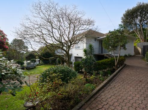 15 Ngatitoa Street, Tawa