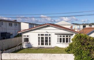 73 Apu Crescent, Lyall Bay