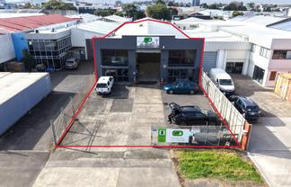 Clear-span Penrose warehouse with yard