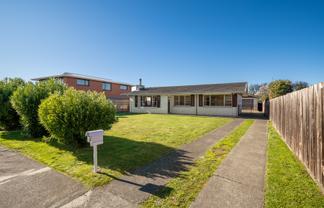 18 Newbourne Crescent, Redwoodtown