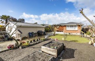 90 Frensham Crescent, Woolston