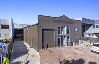 Secure Penrose warehouse with office - 228sqm