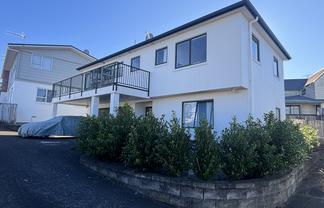 B/931 Whangaparaoa Road, Manly