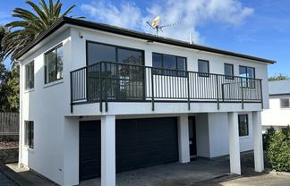 B/931 Whangaparaoa Road, Manly