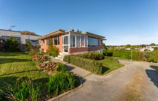 24 Hill View Crescent, Highfield